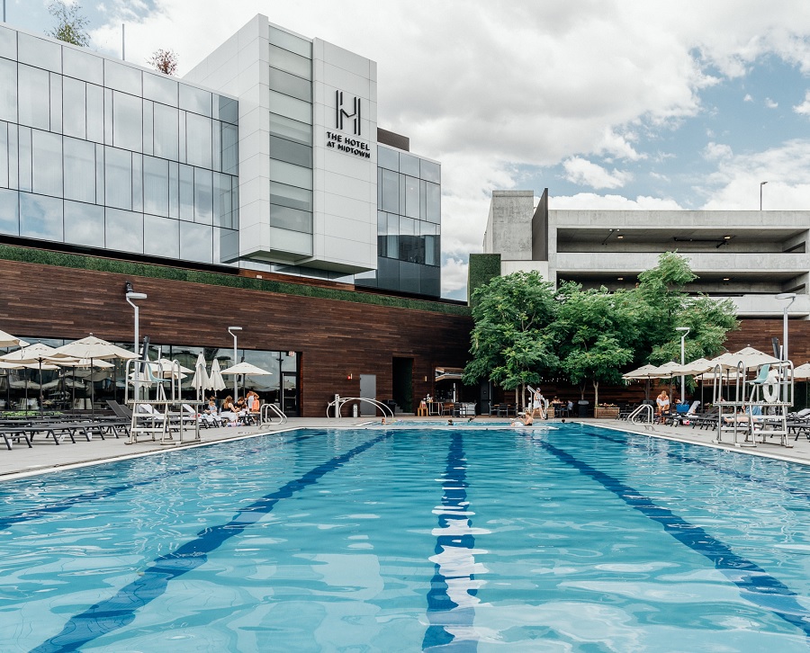 luxury hotel pool in chicago